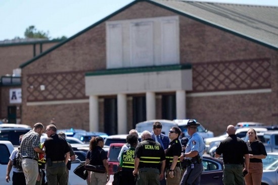 9月4日，在美國(guó)佐治亞州巴羅縣溫德市，警察聚集在發(fā)生槍擊事件的阿巴拉契高中外。新華社/美聯(lián)