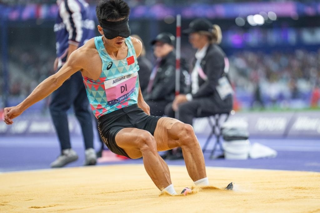 8月30日，邸東東在巴黎殘奧會(huì)田徑男子跳遠(yuǎn)T11級(jí)決賽中試跳。新華社記者 黃偉 攝