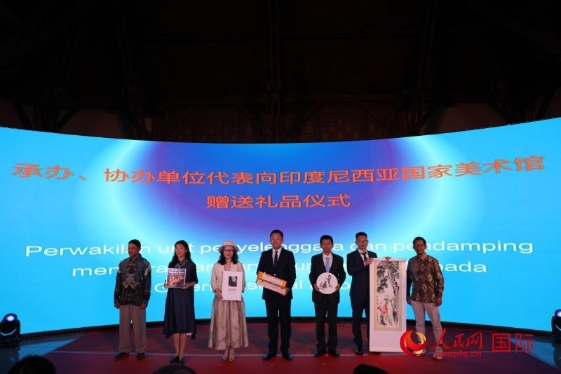 在展覽開(kāi)幕式現(xiàn)場(chǎng)，本次展覽的承辦、協(xié)辦單位代表向印尼國(guó)家美術(shù)館贈(zèng)送禮品。人民網(wǎng)記者 曹師韻攝