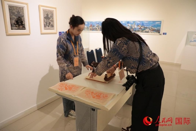 展覽現(xiàn)場(chǎng)的拓印技藝體驗(yàn)工坊。人民網(wǎng)記者曹師韻攝