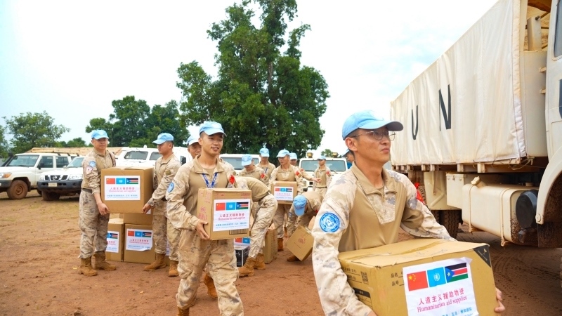 搬運援助物資。孫千攝