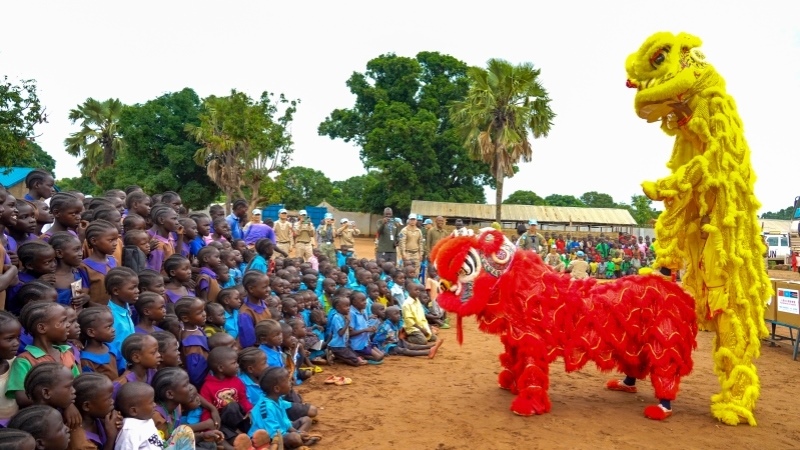舞獅活動引發(fā)現(xiàn)場熱烈掌聲。謝坤攝