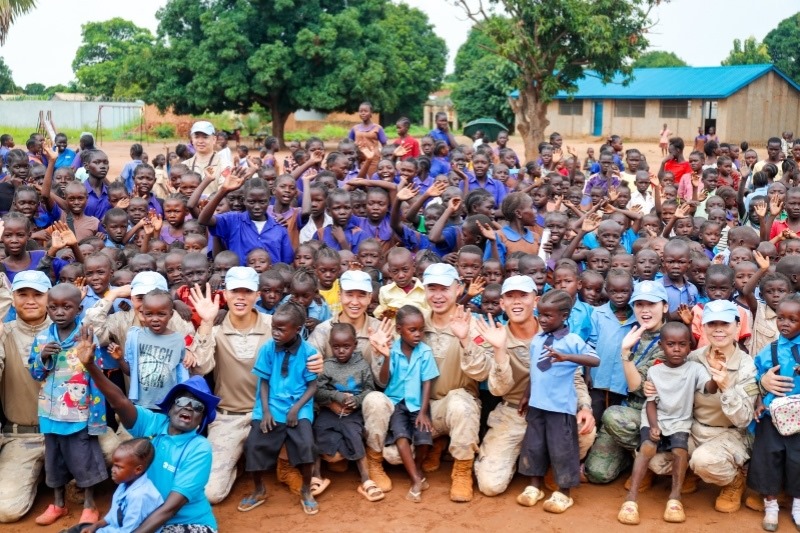 維和官兵與學(xué)生進行合影。殷亦豪攝