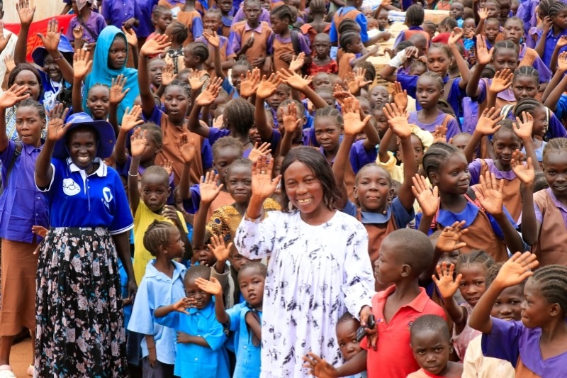 學(xué)校師生送別維和官兵。王軍杰攝