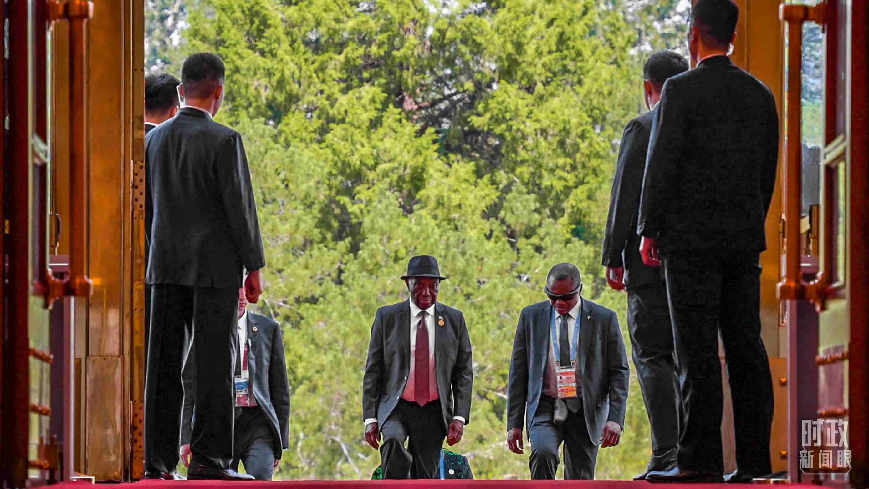 利比里亞總統(tǒng)博阿凱步入人民大會堂。（總臺央視記者蔣碩拍攝）