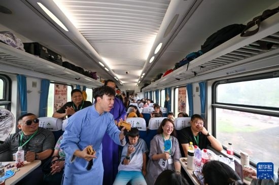 9月7日，相聲演員在S910列車上為旅客表演快板。