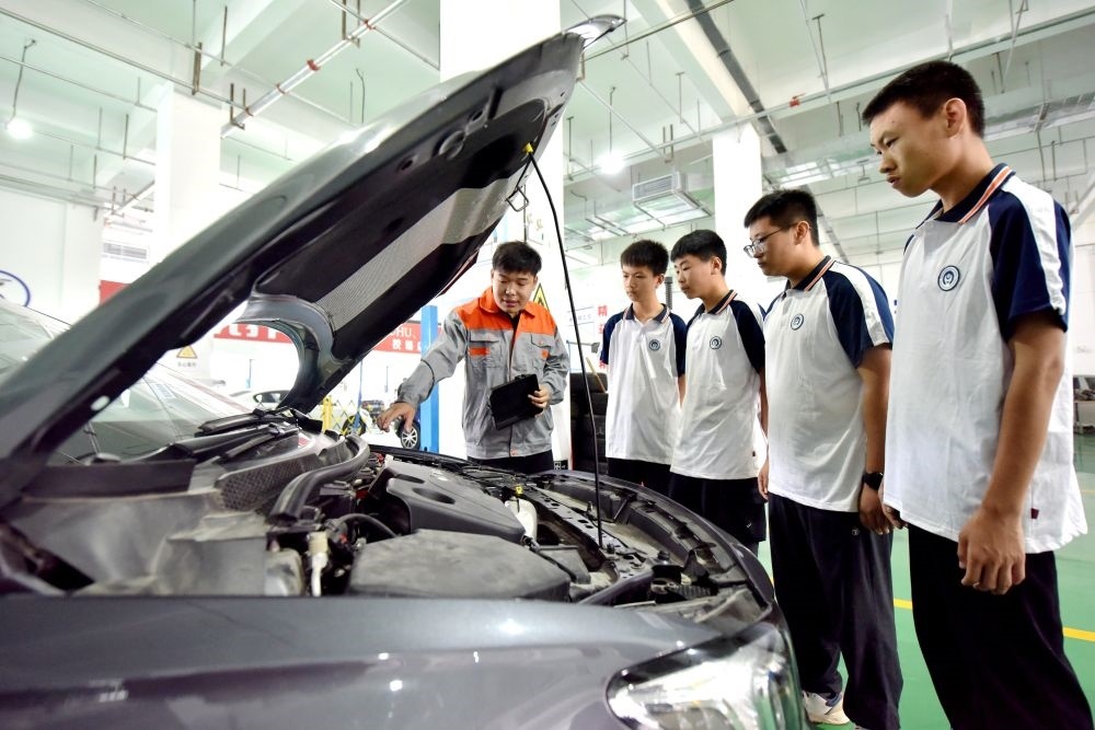 2024年6月7日，河北省邢臺(tái)市威縣職業(yè)技術(shù)教育中心教師在指導(dǎo)學(xué)生學(xué)習(xí)汽車維修技術(shù)。新華社記者 王曉 攝