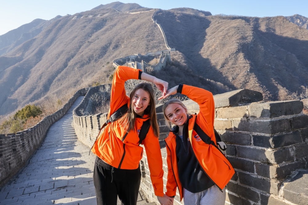 2024年3月20日，美國華盛頓州中學(xué)生代表團(tuán)的成員在北京慕田峪長(zhǎng)城留影。新華社記者 殷剛 攝