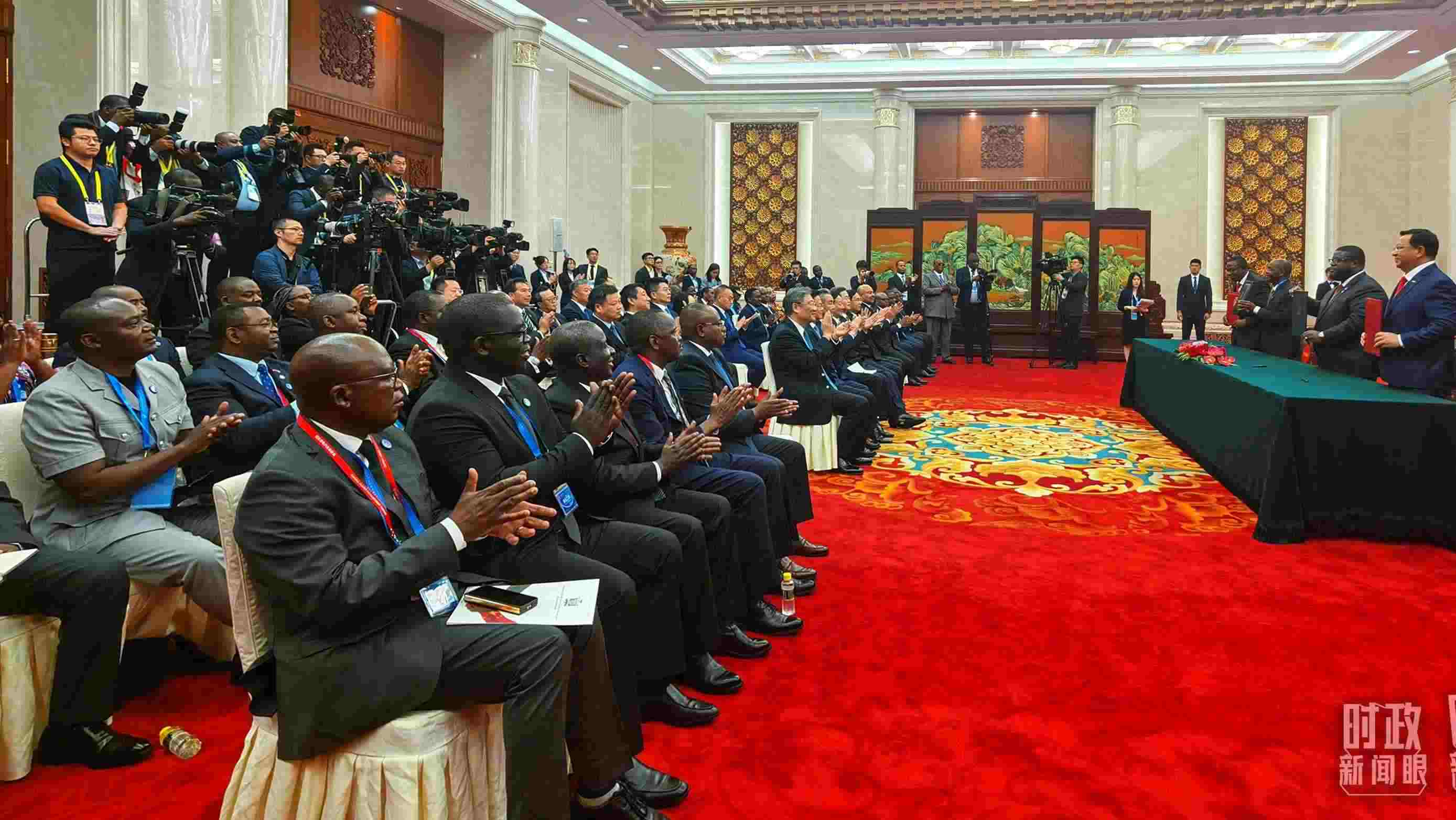 《坦贊鐵路激活項目諒解備忘錄》簽署現(xiàn)場。（總臺央視記者曹亞星拍攝）