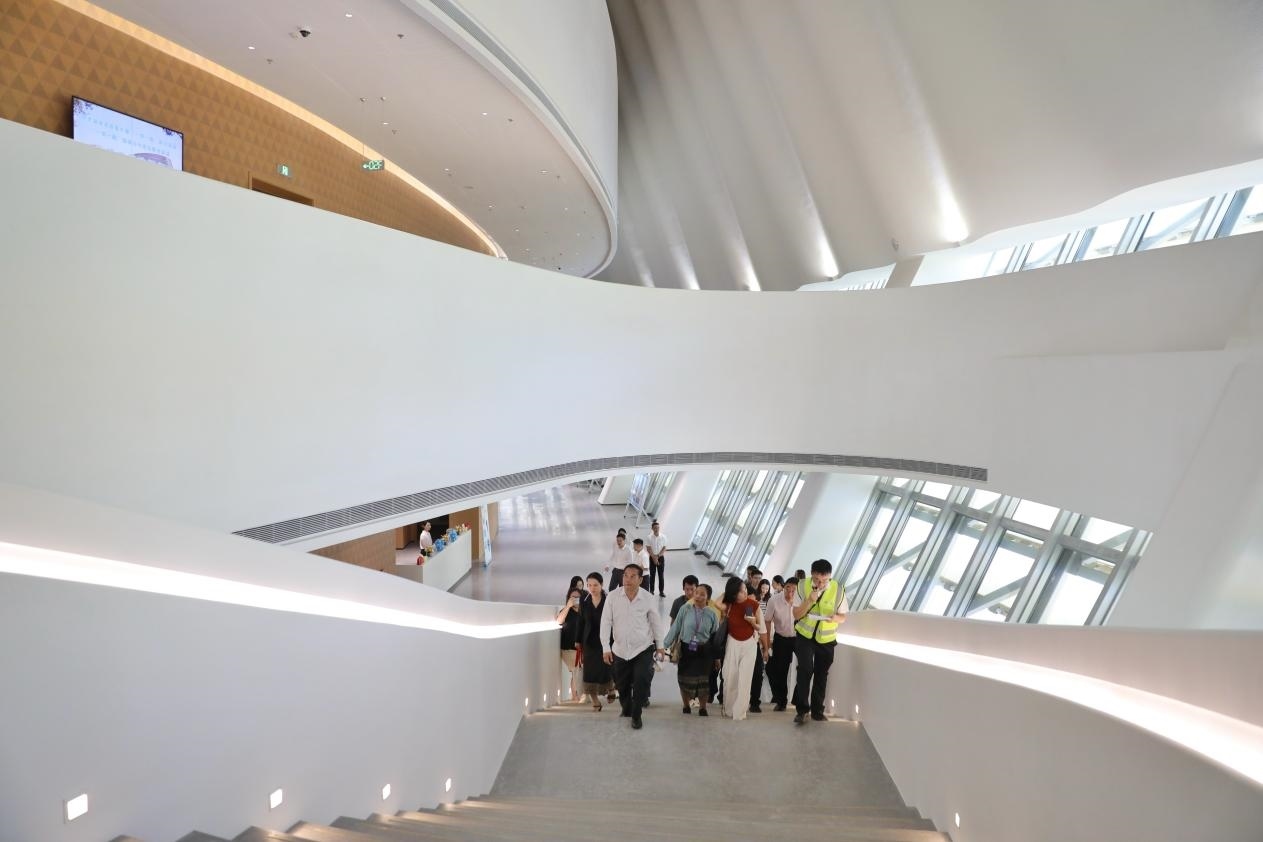 亞洲媒體考察團(tuán)正在上樓。《中國經(jīng)濟(jì)周刊》記者 肖翊攝