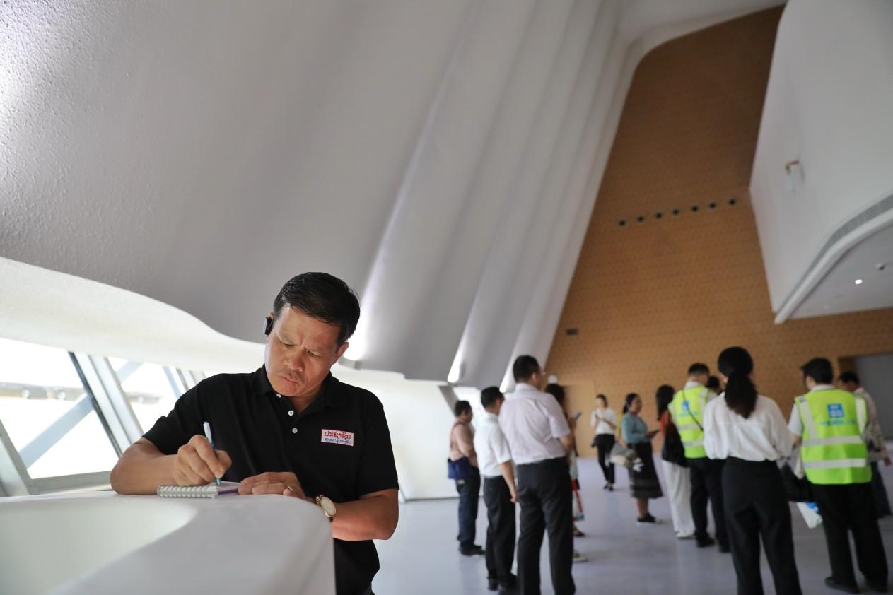 亞洲媒體考察團(tuán)參觀綜合劇場外墻?！吨袊?jīng)濟(jì)周刊》記者 肖翊攝