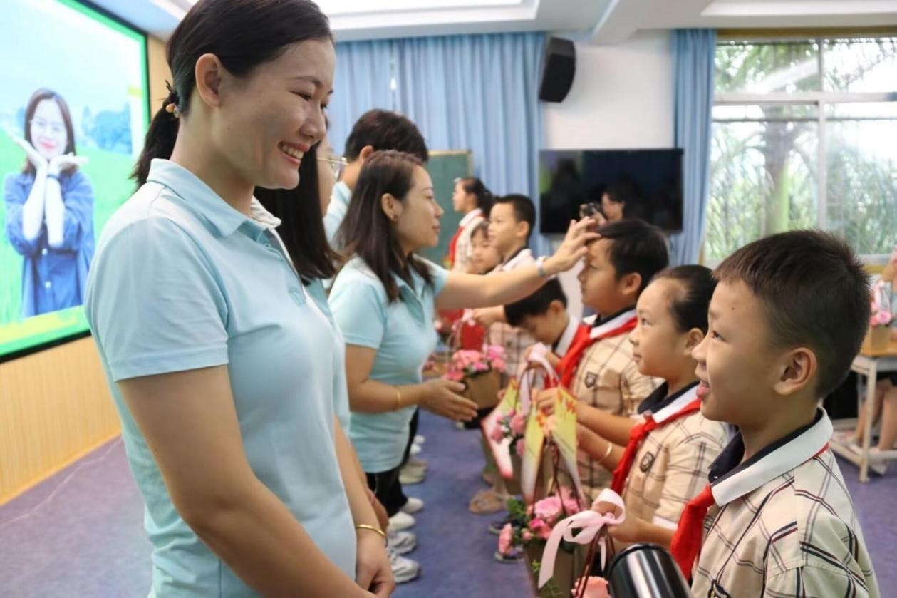 2023年教師節(jié)前，廣西南寧一所學校，學生向老師獻上鮮花、賀卡。