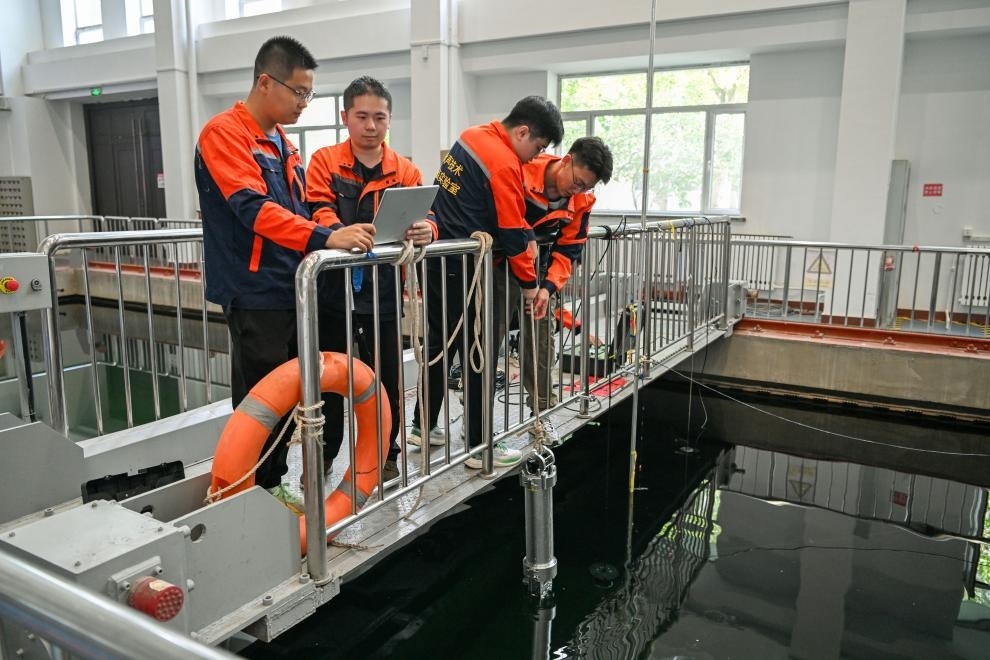 哈爾濱工程大學(xué)水聲工程學(xué)院學(xué)生在進(jìn)行技術(shù)實驗。新華社記者王松 攝