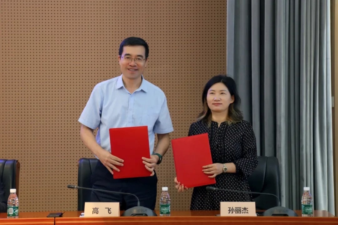 外交學(xué)院副院長(zhǎng)高飛與中國(guó)國(guó)際科學(xué)技術(shù)合作協(xié)會(huì)執(zhí)行副會(huì)長(zhǎng)兼秘書長(zhǎng)孫麗杰簽署戰(zhàn)略合作備忘錄并啟動(dòng)科技外交官搖籃計(jì)劃。主辦方供圖