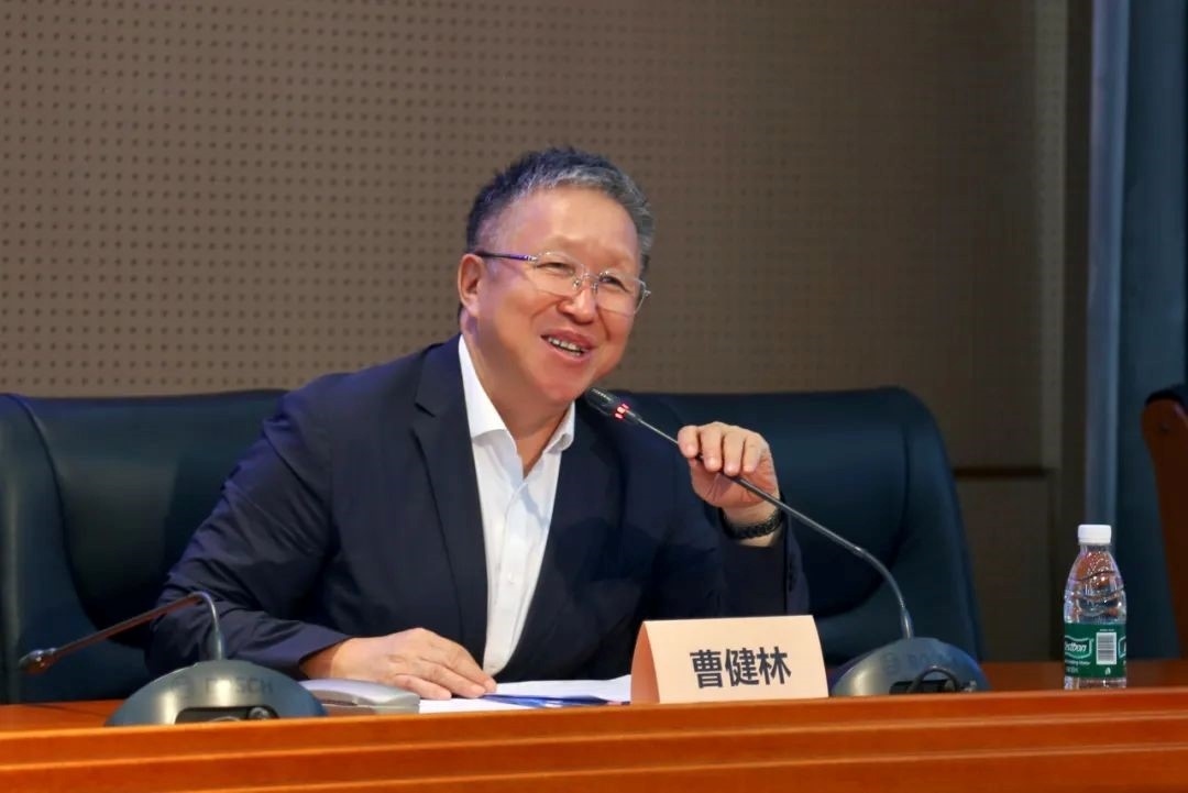 科技部原副部長(zhǎng)、十三屆全國(guó)政協(xié)教科衛(wèi)體委員會(huì)副主任、現(xiàn)任季華實(shí)驗(yàn)室理事長(zhǎng)、主任曹健林致辭。主辦方供圖