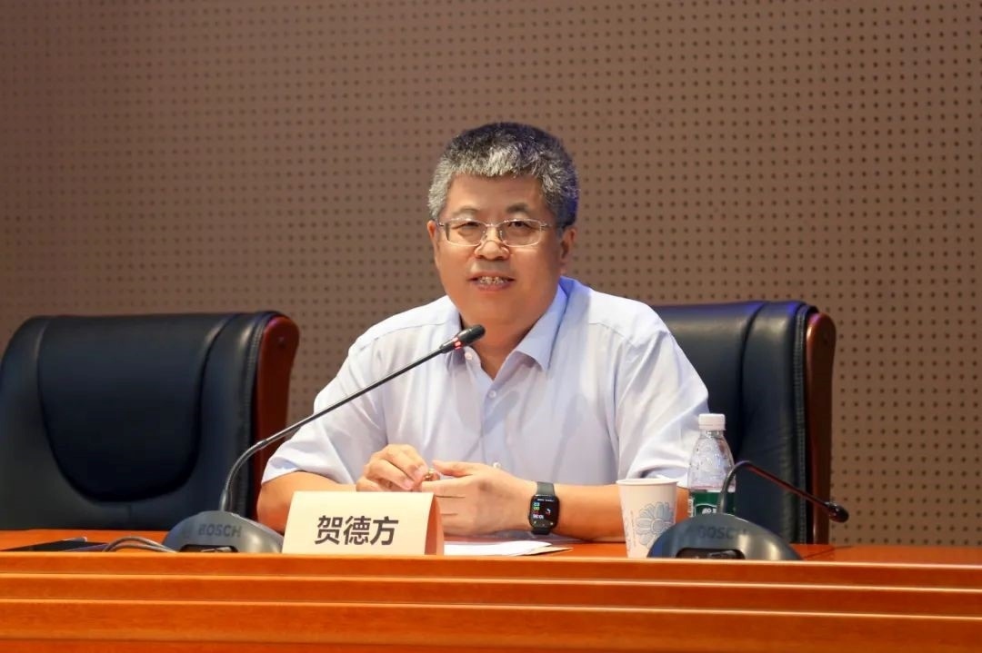 國(guó)務(wù)院參事、科技部原副秘書長(zhǎng)、中國(guó)科技評(píng)估與成果管理研究會(huì)理事長(zhǎng)賀德方致辭。主辦方供圖