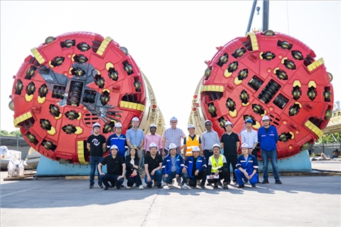 中外員工在盾構(gòu)機(jī)前合影。中國電建供圖