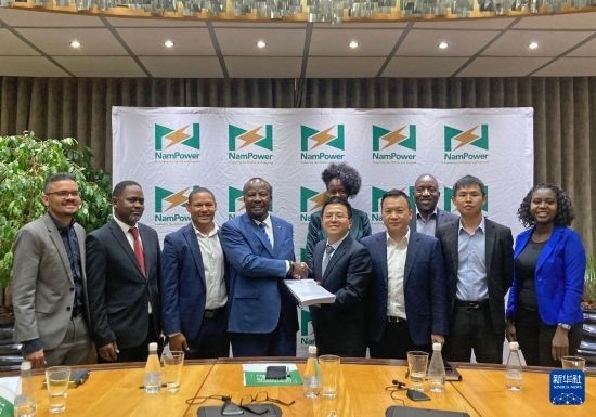 9月9日，在納米比亞首都溫得和克，嘉賓在簽字儀式后合影。新華社發(fā)（江西國際供圖）