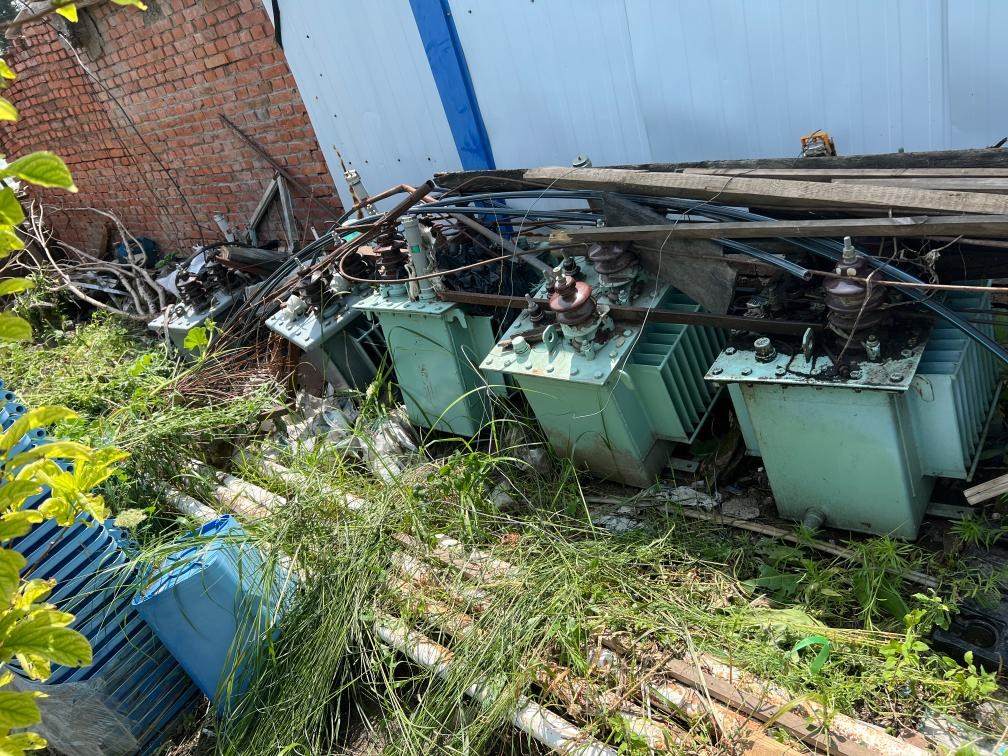 存放在農(nóng)戶家中的變壓器。新華社記者董寶森攝