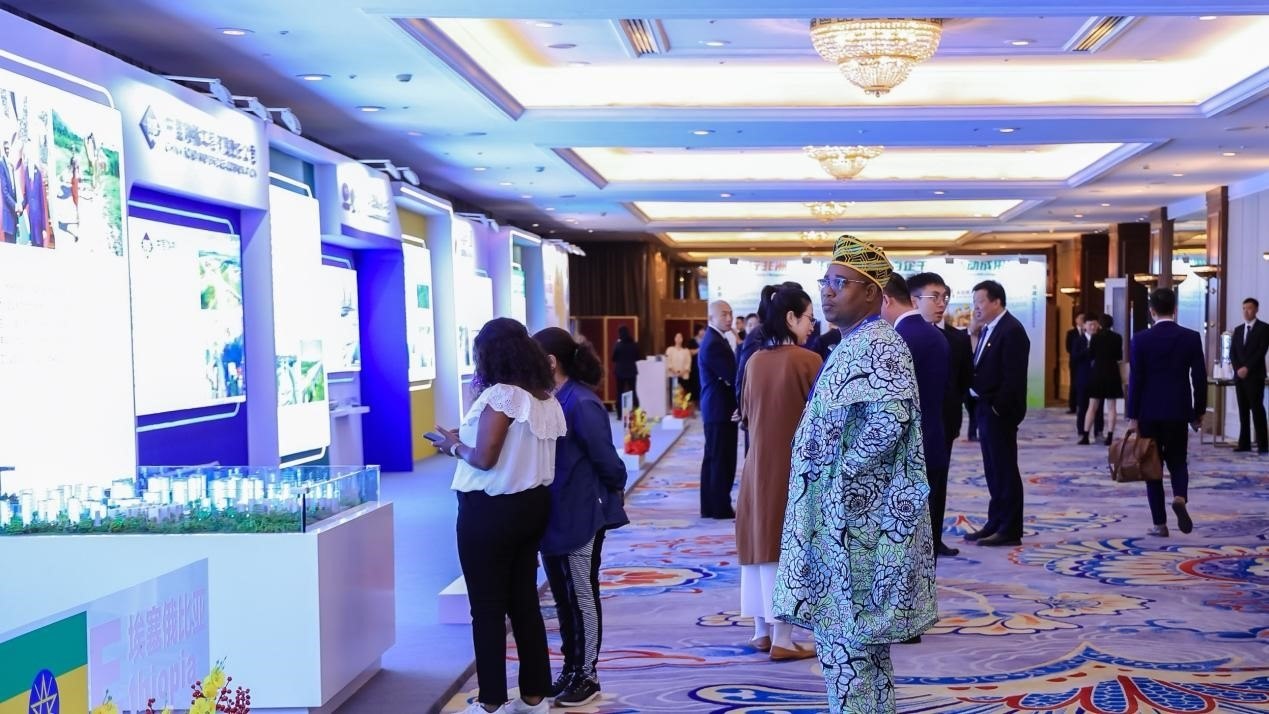 與會嘉賓參觀主題展覽。主辦方供圖
