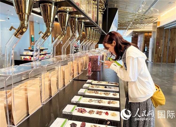 4. 代表團團員對新中式茶飲的食材充滿興趣。（人民網(wǎng)記者陳思 攝）