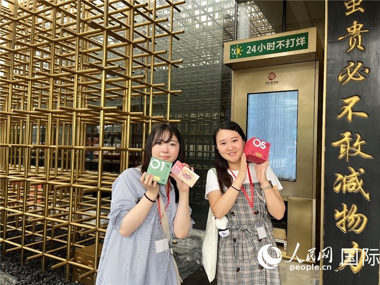 5. 代表團團員展示通過無人售藥機購買的盲盒。（人民網(wǎng)記者陳思 攝）