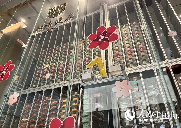 6. 機械臂正在取貨。（人民網(wǎng)記者陳思 攝）