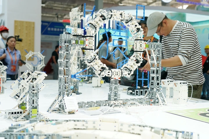 2024年9月11日，記者在服貿(mào)會(huì)首鋼園區(qū)教育服務(wù)館采訪。新華社記者 張晨霖 攝