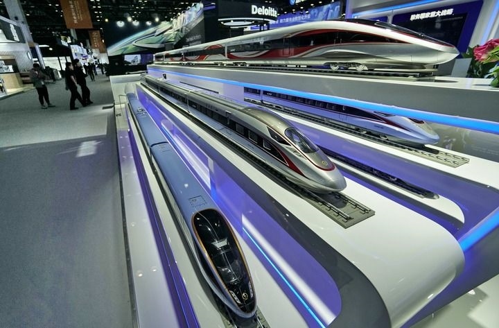 2024年9月11日拍攝的國(guó)家會(huì)議中心會(huì)場(chǎng)內(nèi)的展臺(tái)。新華社記者 李欣 攝