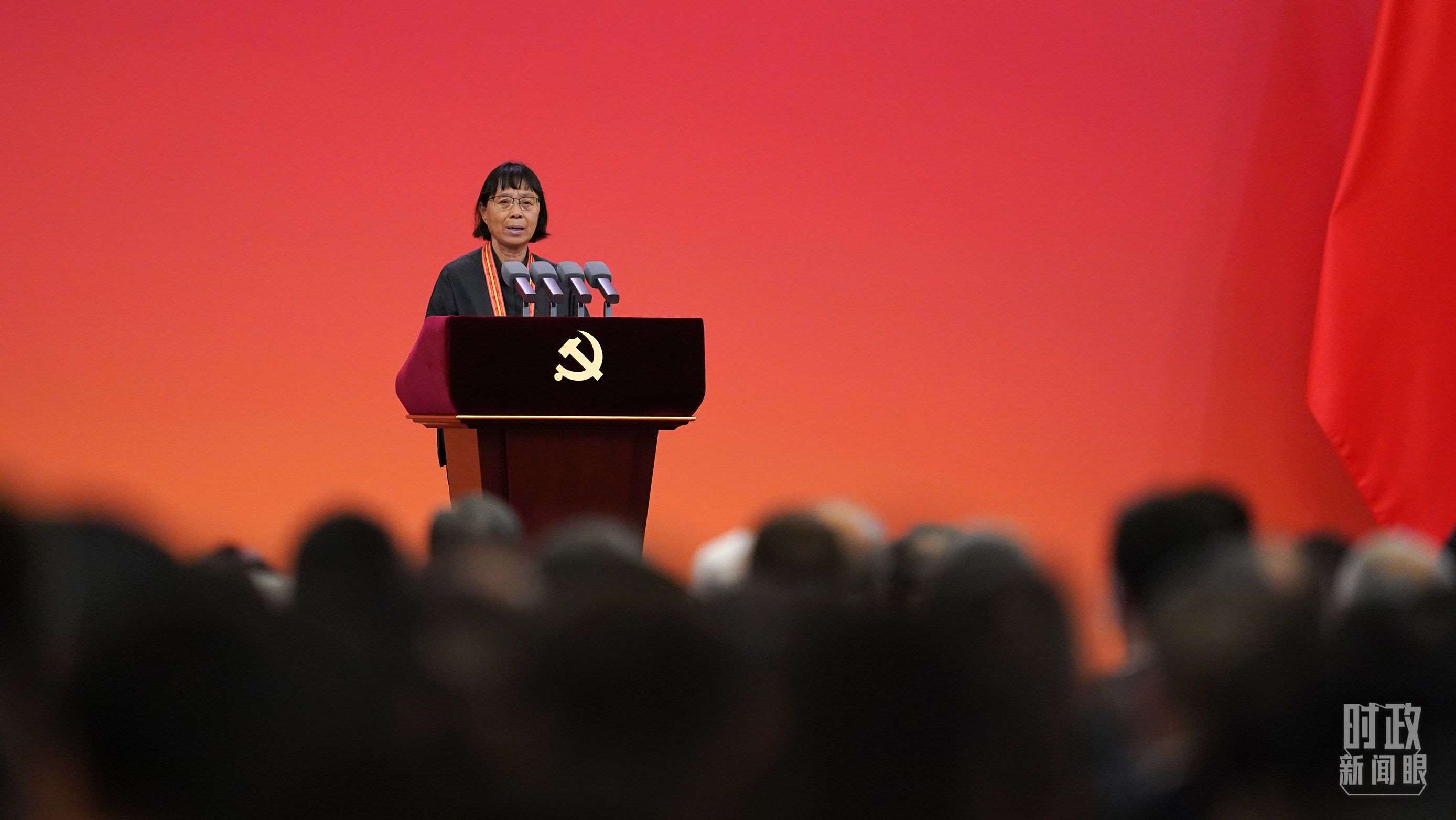  △2021年6月，幫助數(shù)千名貧困山區(qū)女孩圓夢(mèng)大學(xué)的人民教師張桂梅，代表“七一勛章”獲得者發(fā)言。（總臺(tái)國廣記者李晉拍攝）