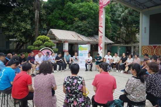  南寧市青秀區(qū)新竹社區(qū)召開“竹聲傾談”民情懇談會(huì)。（李抒蓉 攝）