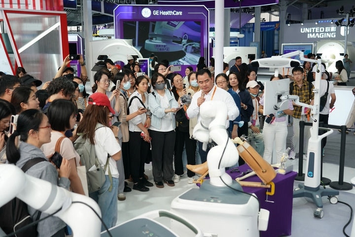 2024年9月11日，記者在服貿(mào)會(huì)首鋼園區(qū)健康衛(wèi)生服務(wù)館采訪。新華社記者 張晨霖 攝