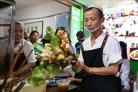 店員準(zhǔn)備制作天水麻辣燙。新華社記者 范培珅 攝