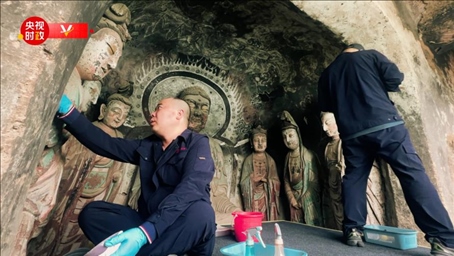 △麥積山石窟藝術(shù)研究所工作人員對石窟進行修復(fù)