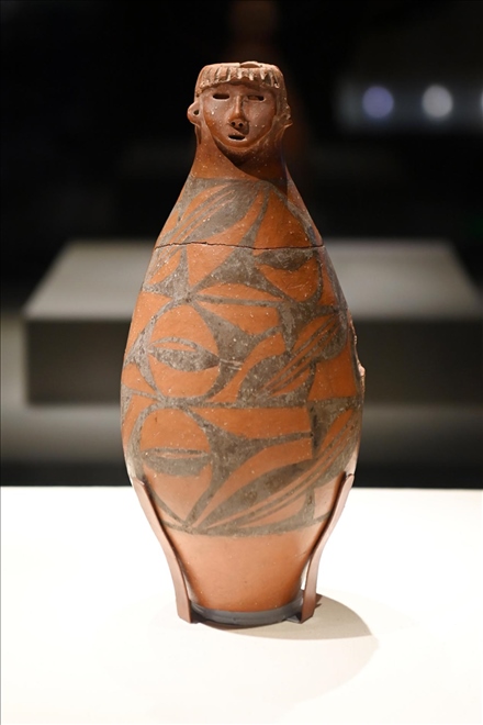 大地灣出土的人頭形器口彩陶瓶。新華社記者 范培珅 攝