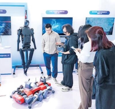 普陀區(qū)“中華武數(shù)”科創(chuàng)集市上，展位工作人員在向觀眾展示機器人。資料圖片