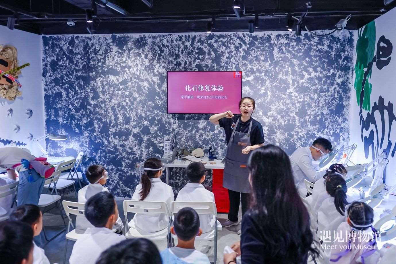 3. 小朋友們在“2億年的地球記憶——恐龍化石特展”體驗當“小小科學(xué)家”。遇見博物館供圖
