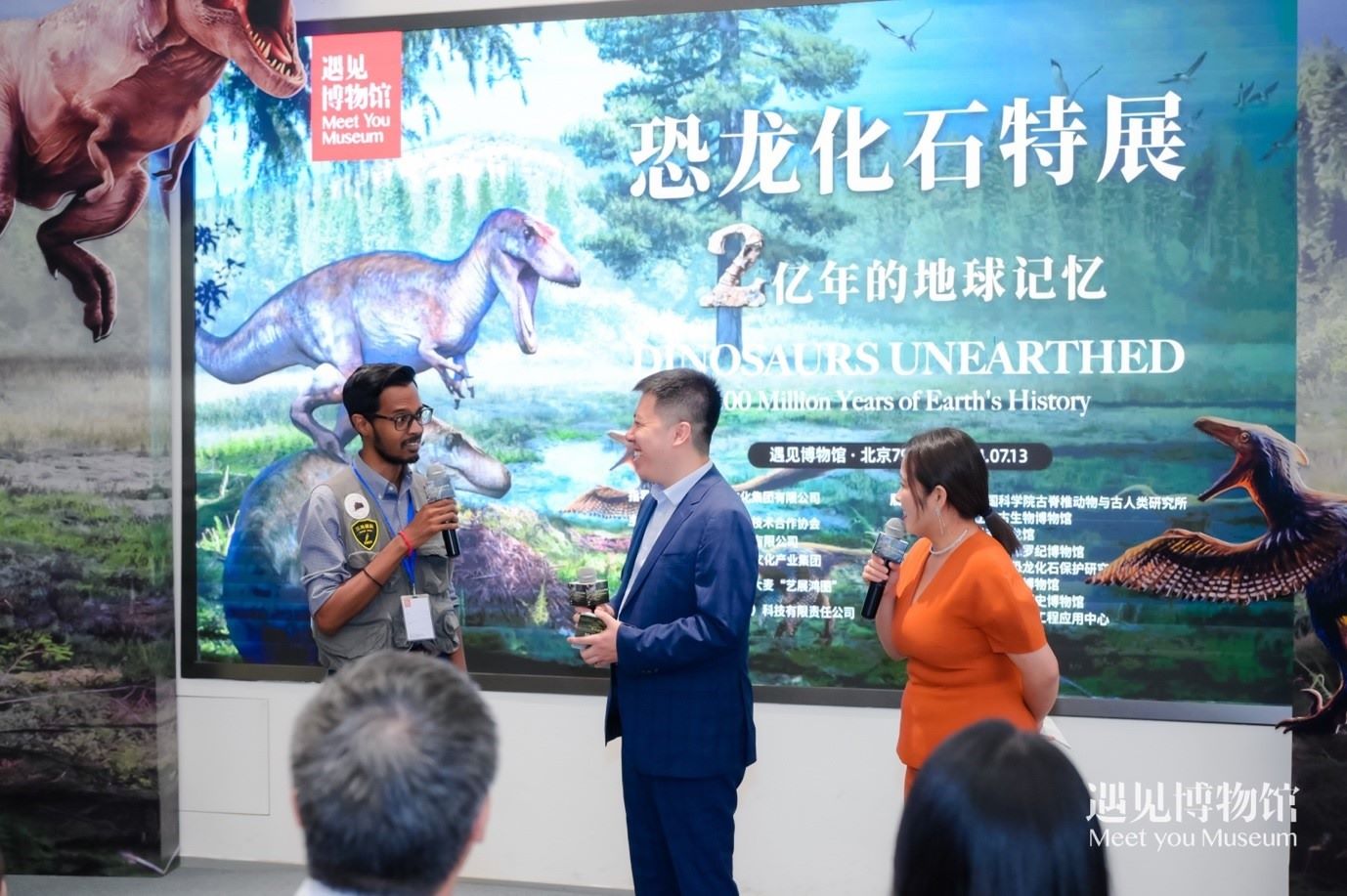 8. 中國科學(xué)院古脊椎動物與人類研究所特別研究助理保羅·拉米向游客介紹“2億年的地球記憶——恐龍化石特展”。遇見博物館供圖