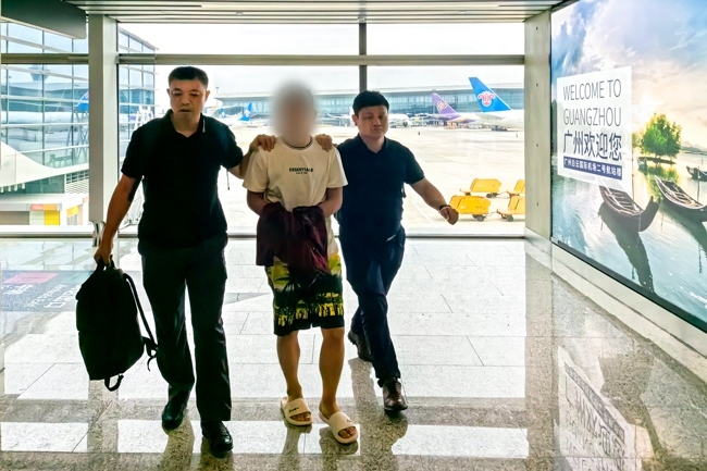 一名潛逃柬埔寨的犯罪嫌疑人被押解回國(guó)。公安部供圖