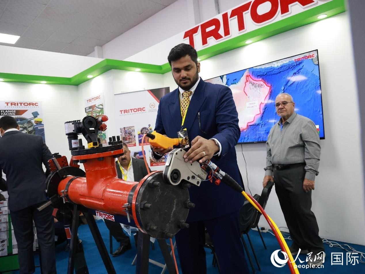 圖為一家油企工作人員在演示儀器操作。人民網(wǎng)記者管克江攝