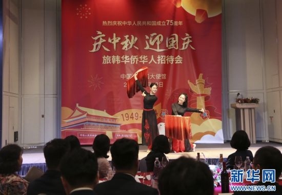 9月12日，藝術(shù)團(tuán)演員在招待會(huì)上表演舞蹈《萬疆》。記者姚琪琳 攝