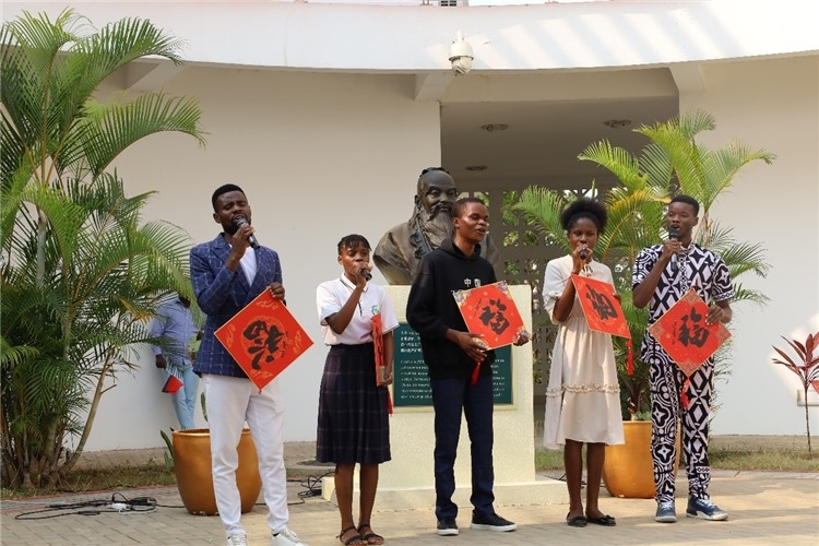 孔院學(xué)生演唱歌曲《故鄉(xiāng)的云》。內(nèi)圖大學(xué)孔子學(xué)院供圖