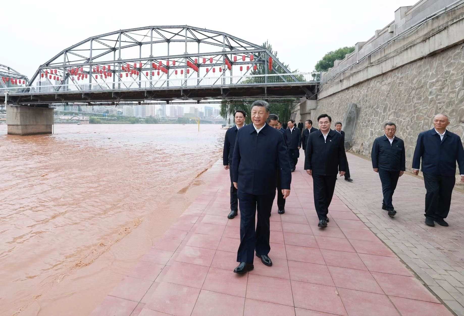 △9月11日下午，甘肅蘭州市黃河蘭州中山橋段，習(xí)近平總書記了解當(dāng)?shù)赝苿?dòng)黃河流域生態(tài)保護(hù)等情況。