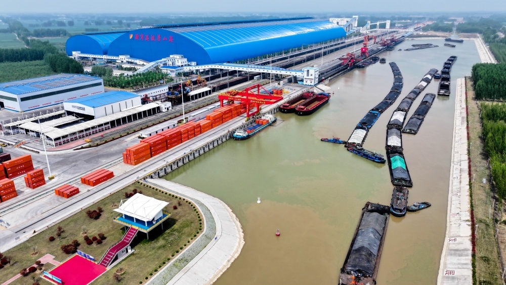 2024年4月24日，船舶行駛在山東濟寧港航梁山港航道上（無人機照片）。近年來，山東省加快構(gòu)建沿黃陸海大通道，有效促進黃河流域各省區(qū)物流降本增效，實現(xiàn)更高水平對外開放。