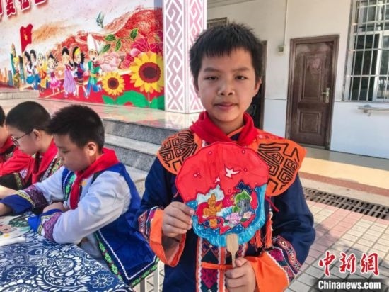 翠竹小學(xué)學(xué)生展示自己繪制的團(tuán)扇作品。蔣豐慧 攝