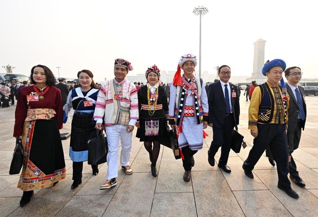 2023年3月5日，第十四屆全國人民代表大會第一次會議在北京人民大會堂開幕。這是全國人大代表走向會場。新華社記者 陳益宸 攝