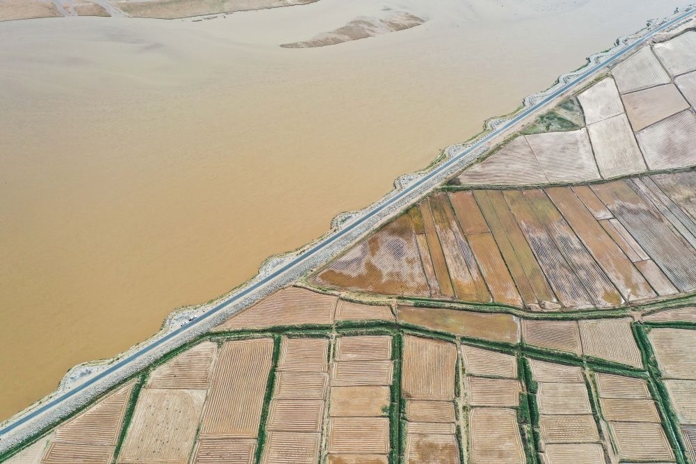 2024年5月26日在內(nèi)蒙古巴彥淖爾市臨河區(qū)拍攝的黃河（無人機照片）。巴彥淖爾市位于黃河“幾字彎”北端，擁有富饒的河套灌區(qū)，引黃灌溉面積達1000多萬畝。近年來，在引黃灌溉工程支撐下，河套灌區(qū)年均糧食總產(chǎn)量達60億斤以上。