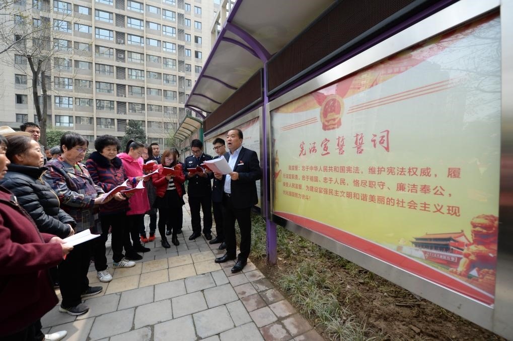 2018年3月20日，陜西寶倫律師事務(wù)所專職律師白銀濤（右一）在西安華遠君城社區(qū)宣傳憲法知識。新華社記者 李一博 攝