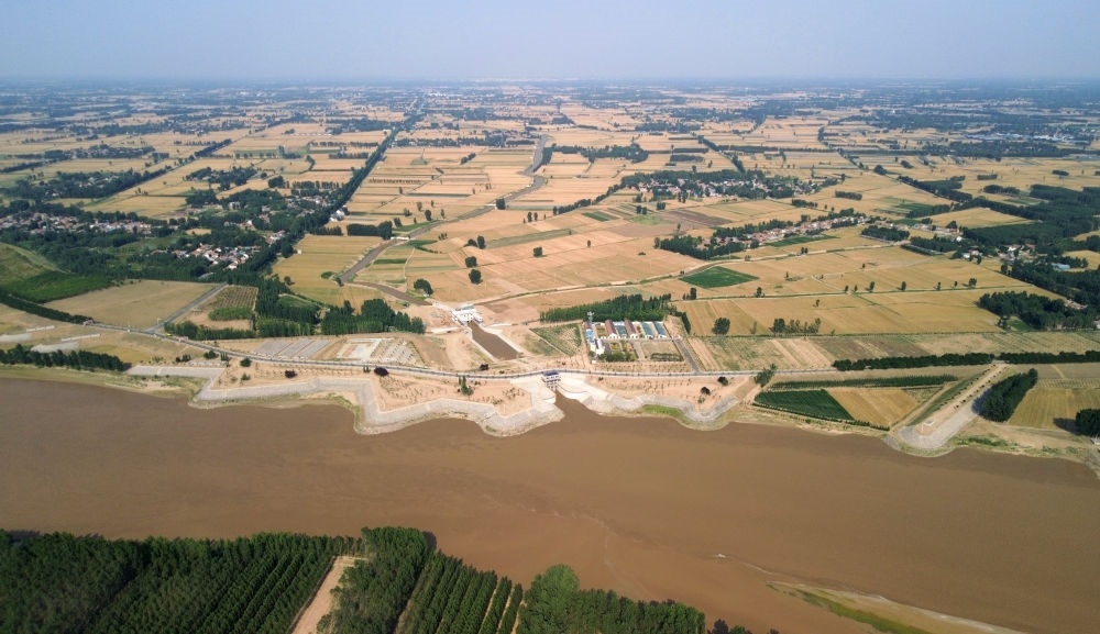 2024年6月19日，位于黃河高青段的馬扎子引黃閘開閘引水（無人機照片）。5月1日至6月18日，山東省累計啟用引黃閘63座，引黃河水量10.06億立方米，保障農(nóng)業(yè)灌溉需求。