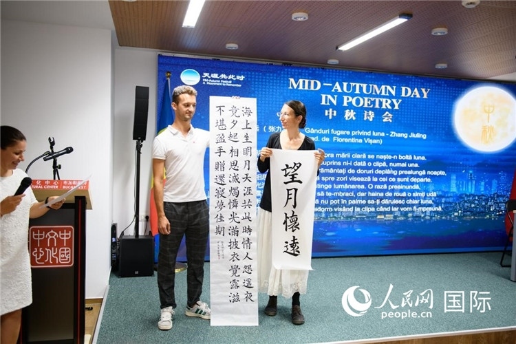 現(xiàn)場的羅馬尼亞書法愛好者書寫并展示作品。傅永山攝